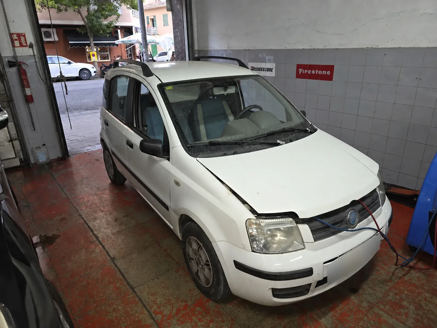 Fiat Panda durante la intervención real en el taller